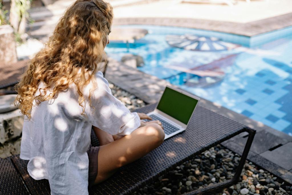 TH‍E DIGITAL NOMAD MYTH: PARADISE OR PRISON OF&nbsp;PRODUCTIVITY​?